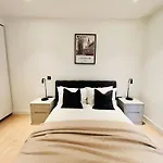 Chic Westfield Retreat - Two Bedroom Two Bathroom Luxury Stay In White City