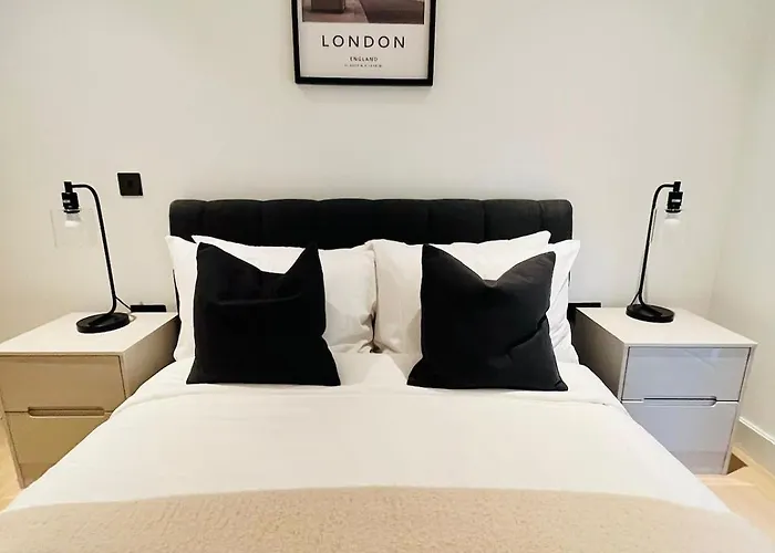Chic Westfield Retreat - Two Bedroom Two Bathroom Luxury Stay In White City