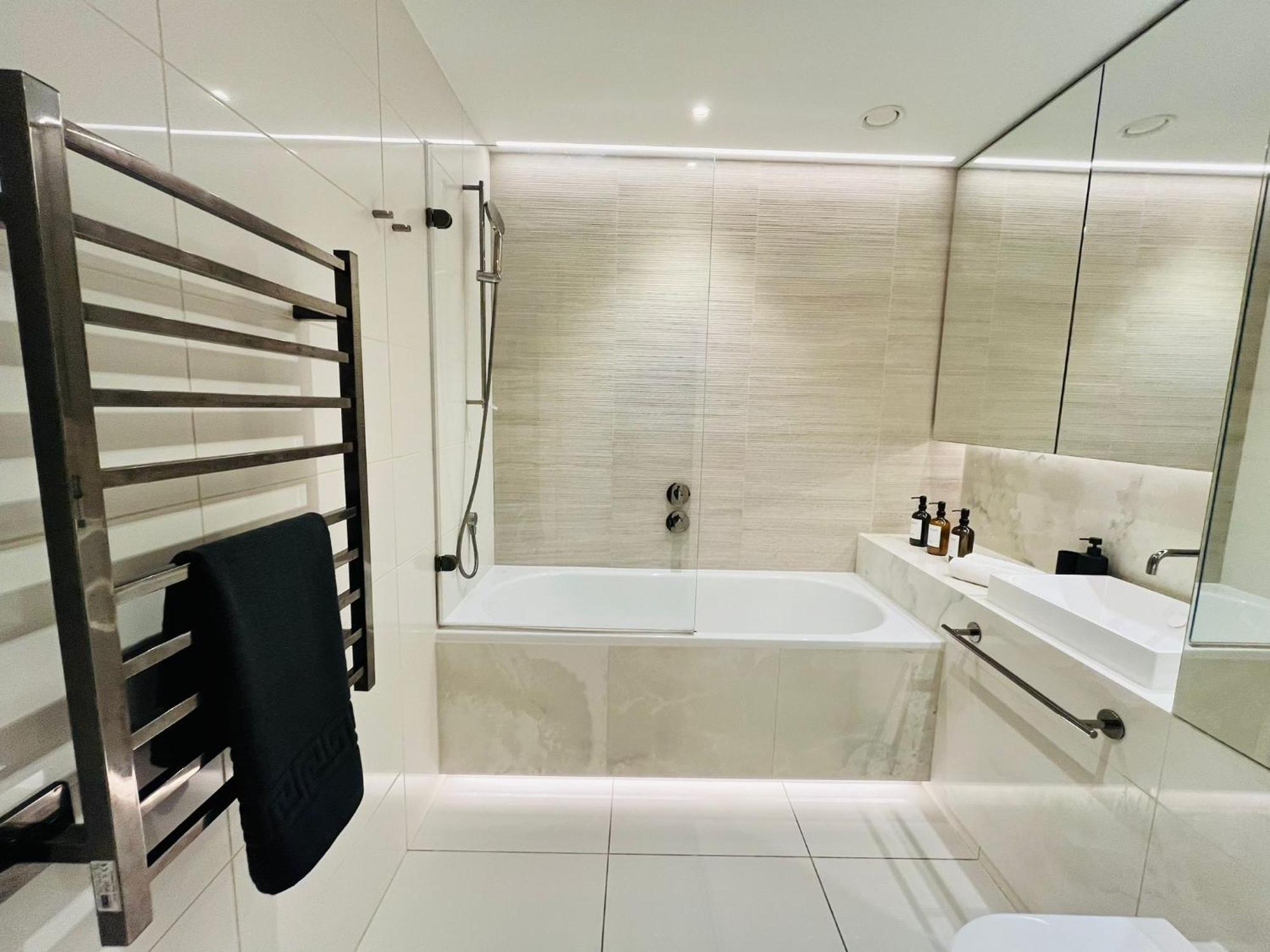 Appartement Chic Westfield Retreat - Two Bedroom Two Bathroom Luxury Stay In White City