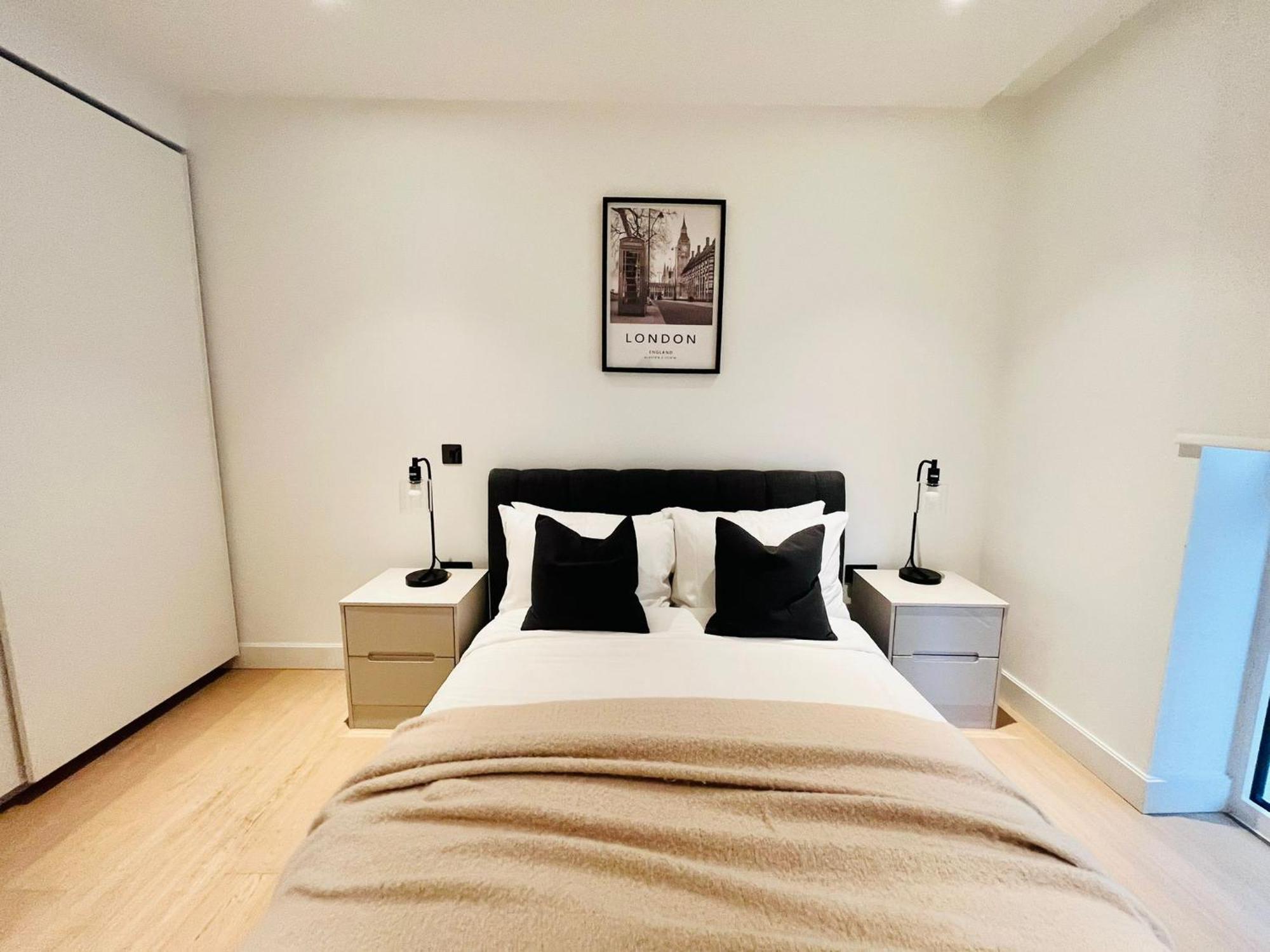 Chic Westfield Retreat - Two Bedroom Two Bathroom Luxury Stay In White City Londen