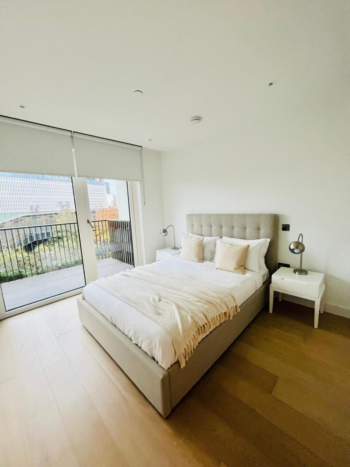 Chic Westfield Retreat - Two Bedroom Two Bathroom Luxury Stay In White City