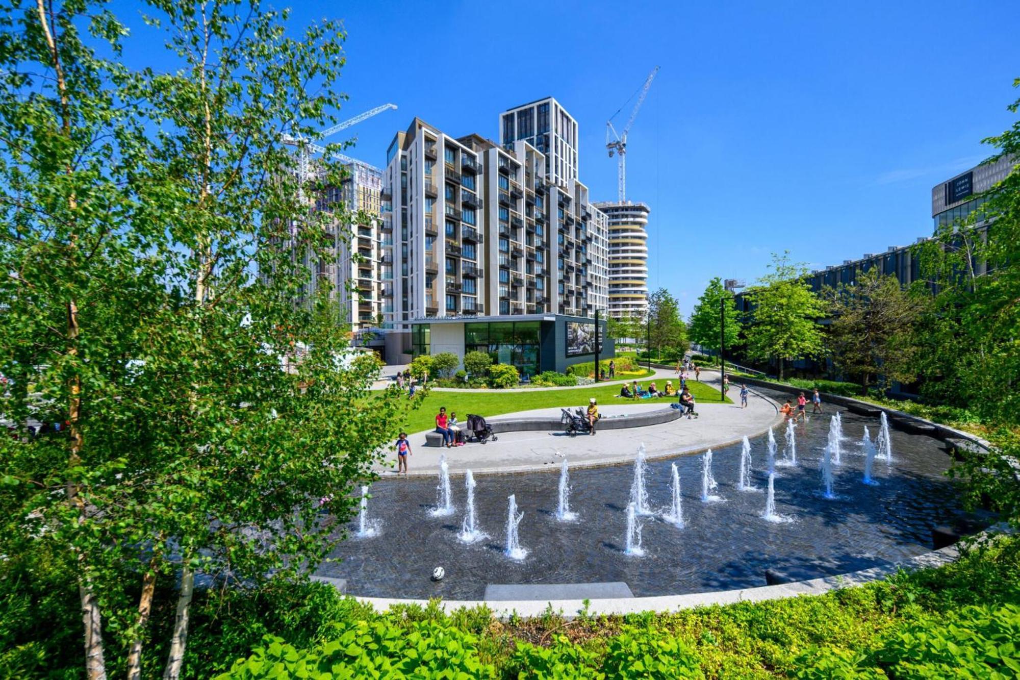 Chic Westfield Retreat - Two Bedroom Two Bathroom Luxury Stay In White City