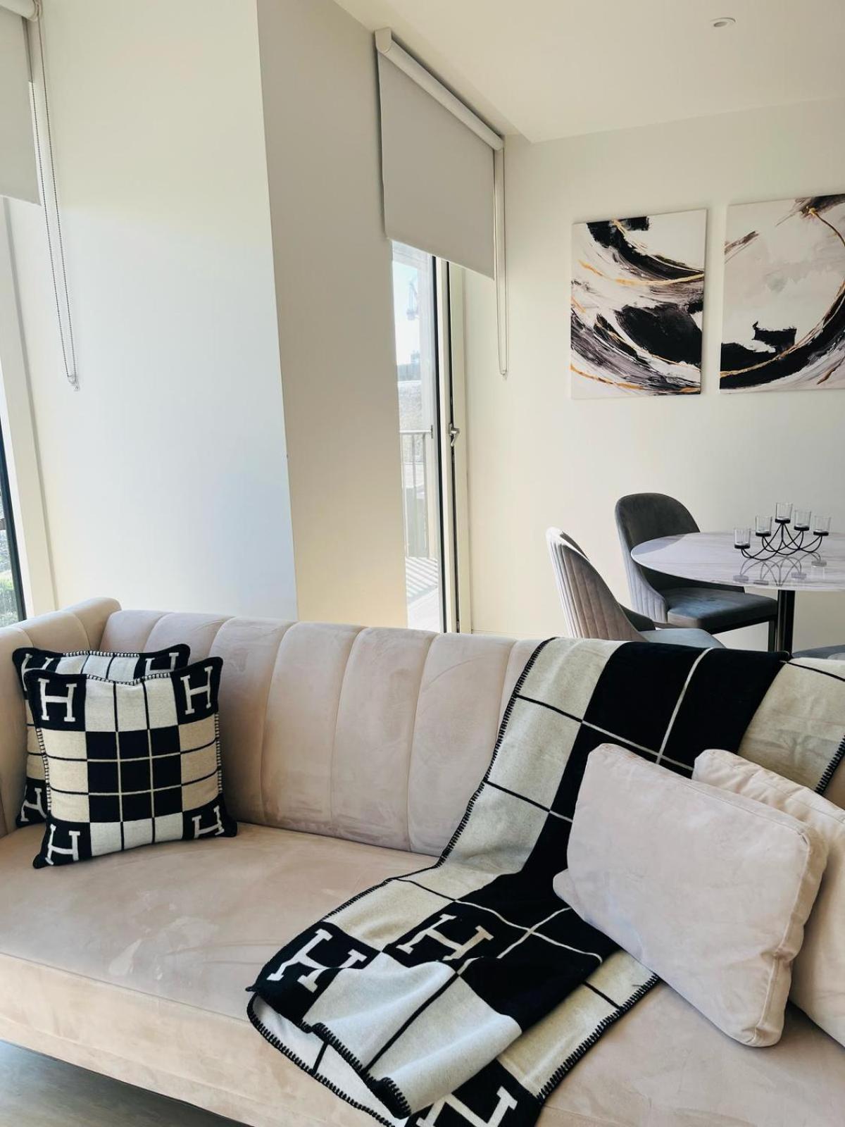 Chic Westfield Retreat - Two Bedroom Two Bathroom Luxury Stay In White City *
